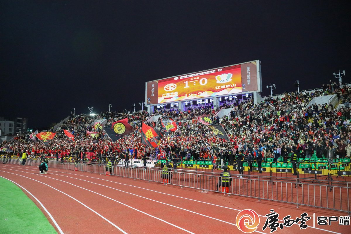 开云平台-包含沸腾的现场：球迷热情高涨，助威声不断的词条