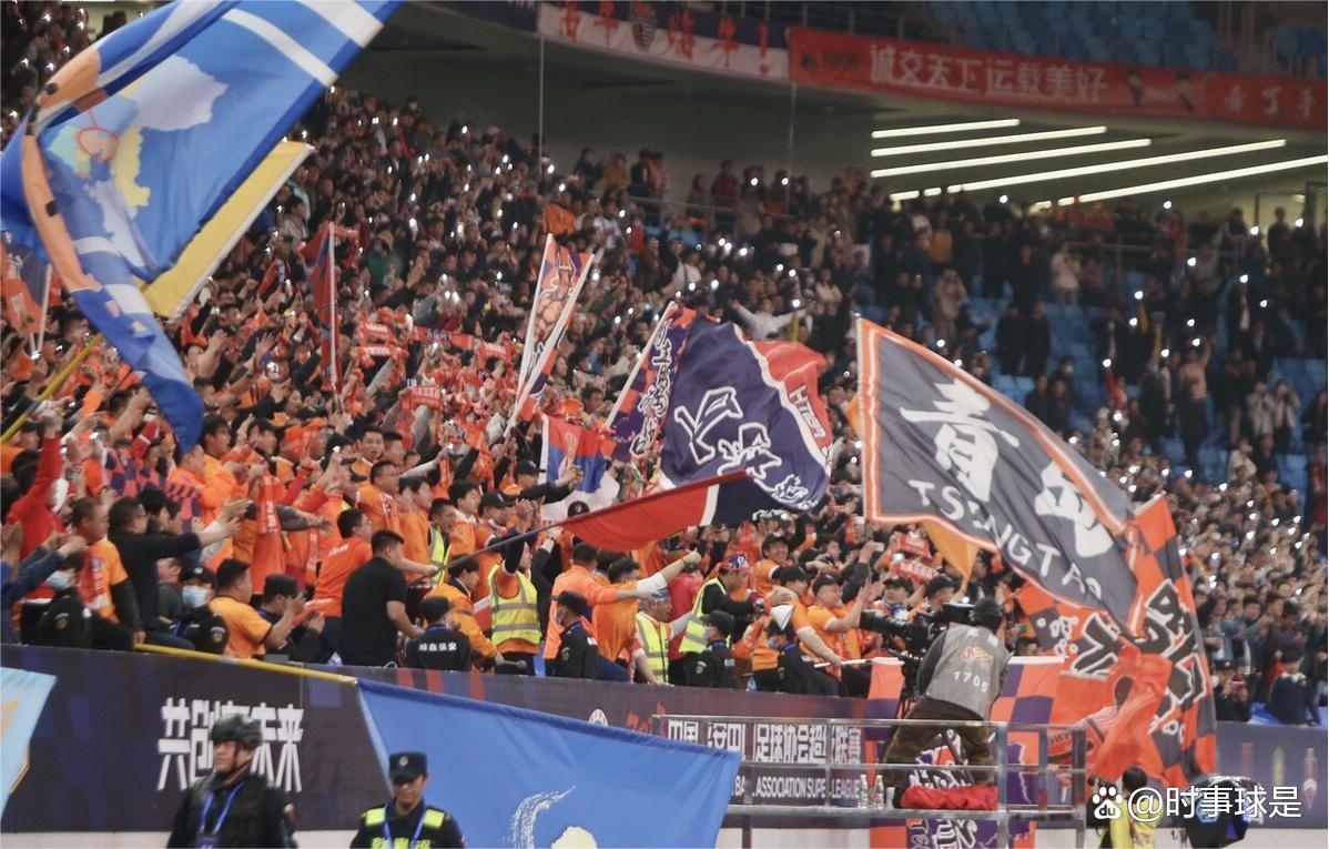 包含沸腾的现场:球迷热情高涨,助威声不断的词条 包含沸腾的现场:球迷热情高涨,助威声不断的词条