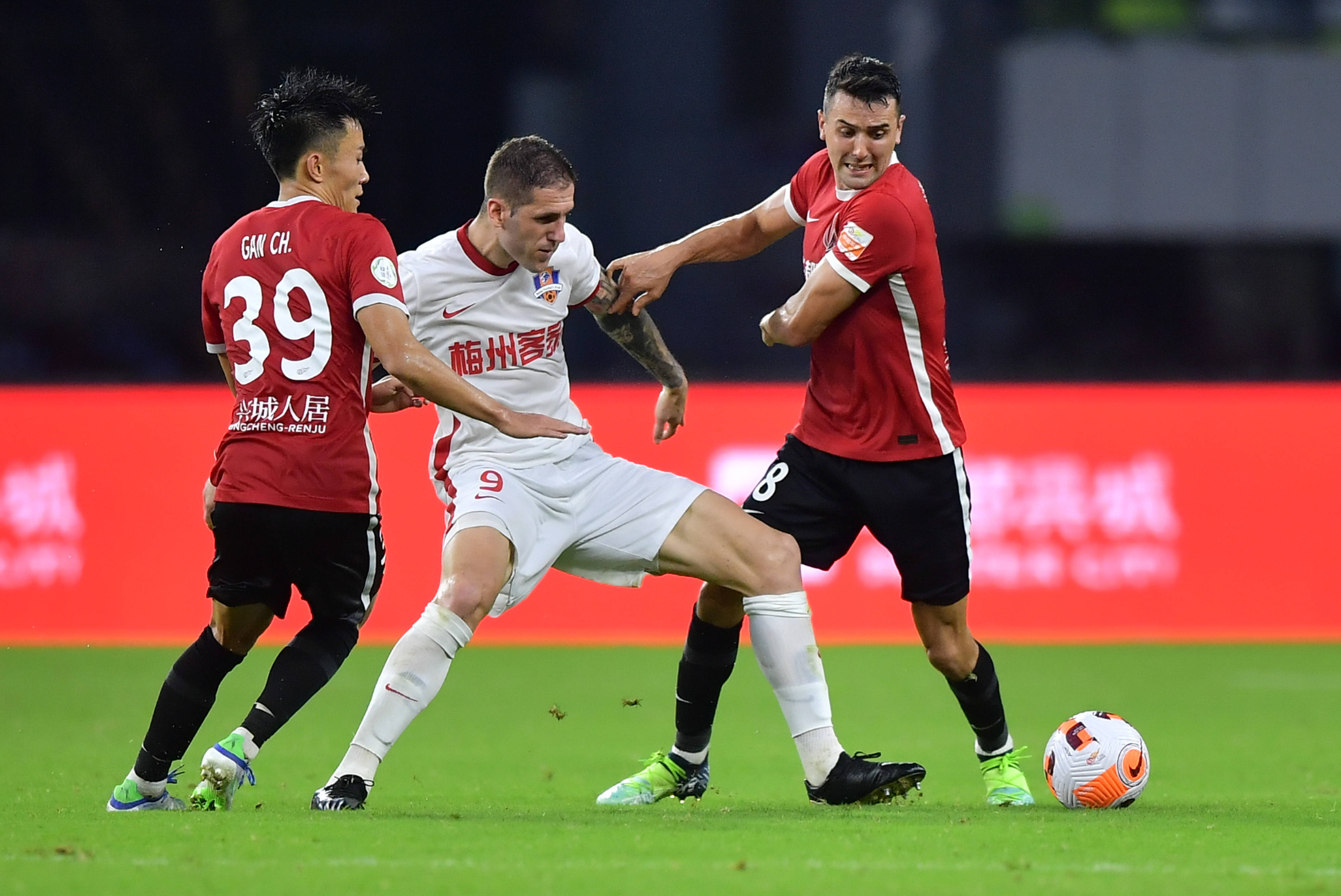 开云体育官方网站-西安队全力以赴，取得首胜晋级八强