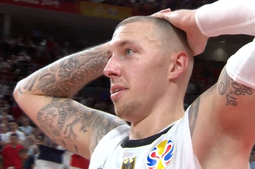 开云体育官网-一场疯狂的比赛中，某队意外实现逆袭