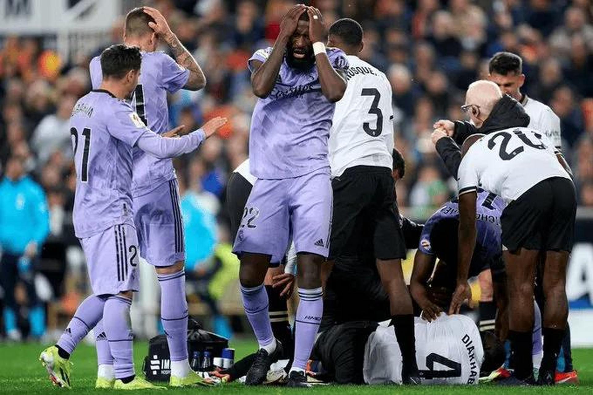 包含皇马中卫受伤,支柱缺席或成致命伤病的词条 包含皇马中卫受伤,支柱缺席或成致命伤病的词条