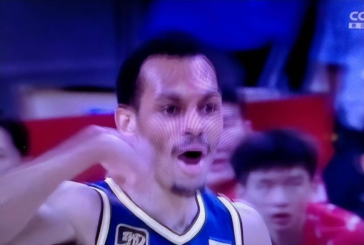 新疆队在客场比赛中力挺球员,成功逆转对手 新疆队在客场比赛中力挺球员,成功逆转对手