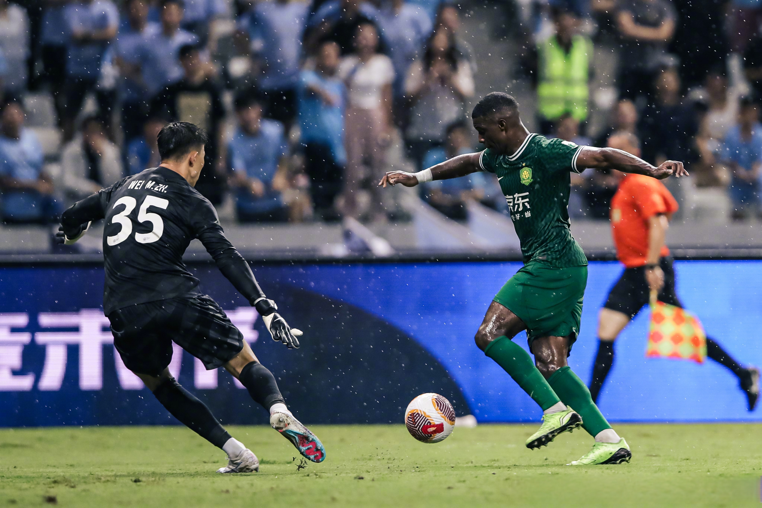 开云体育APP下载-勇敢抢断为球队创造机会取得胜利