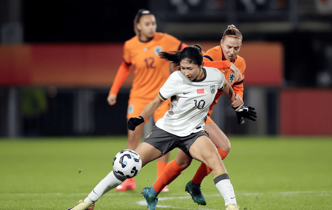 比赛多点突破,女足风采十足的简单介绍 比赛多点突破,女足风采十足的简单介绍