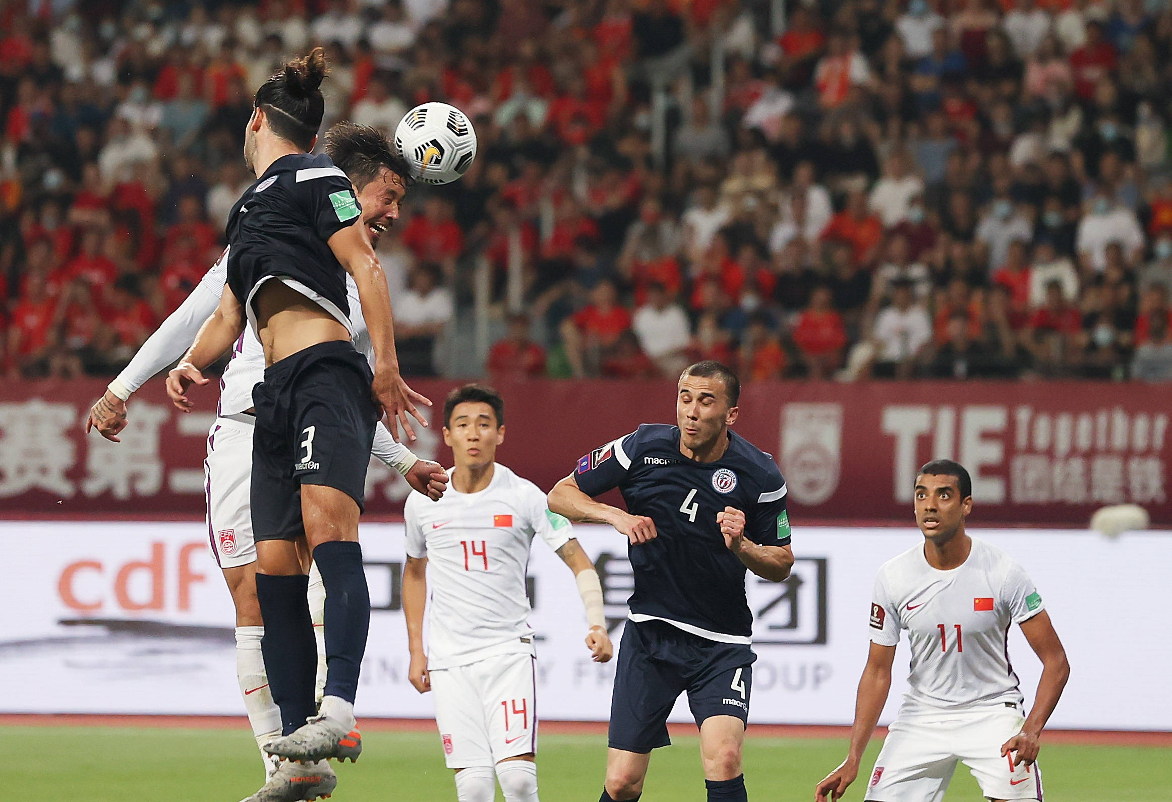 夏威夷队在比赛中力克关岛队，获得胜利