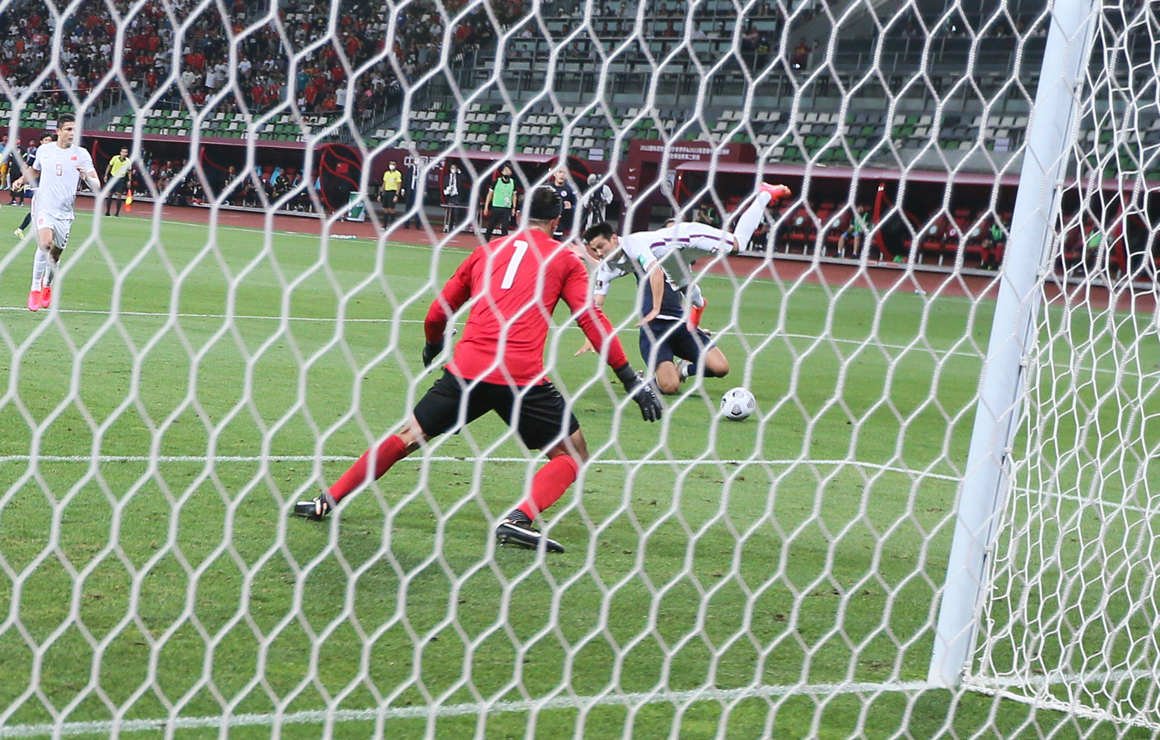 夏威夷队在比赛中力克关岛队，获得胜利