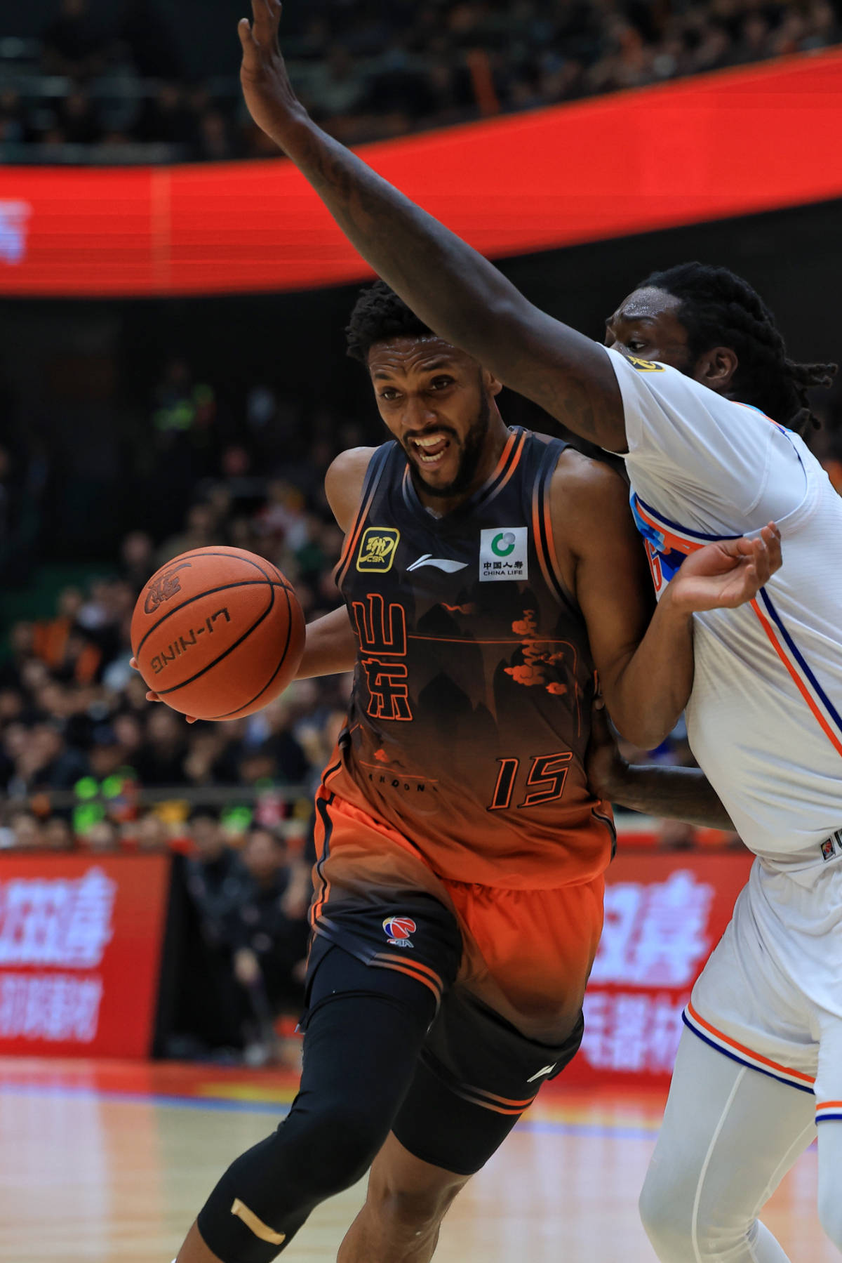 篮球职业联盟举办重要比赛，球迷热情高涨