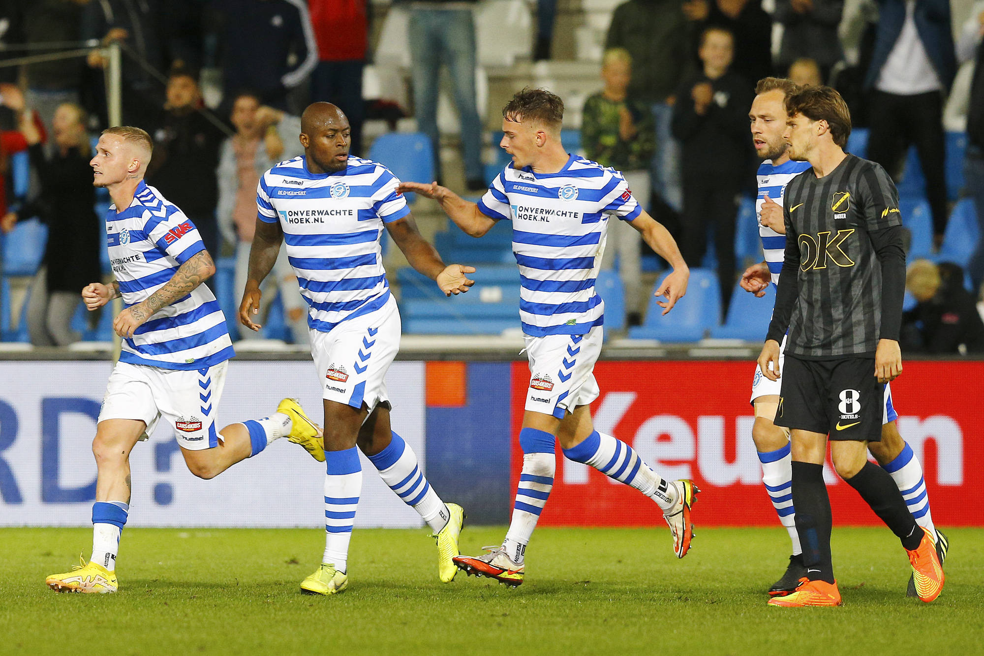 塞维利亚主场大胜,豪取三分 塞维利亚主场大胜,豪取三分