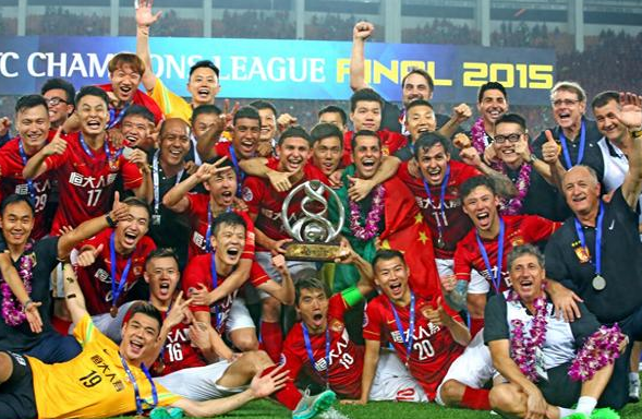 足球联赛竞争激烈，球队争夺胜利的简单介绍