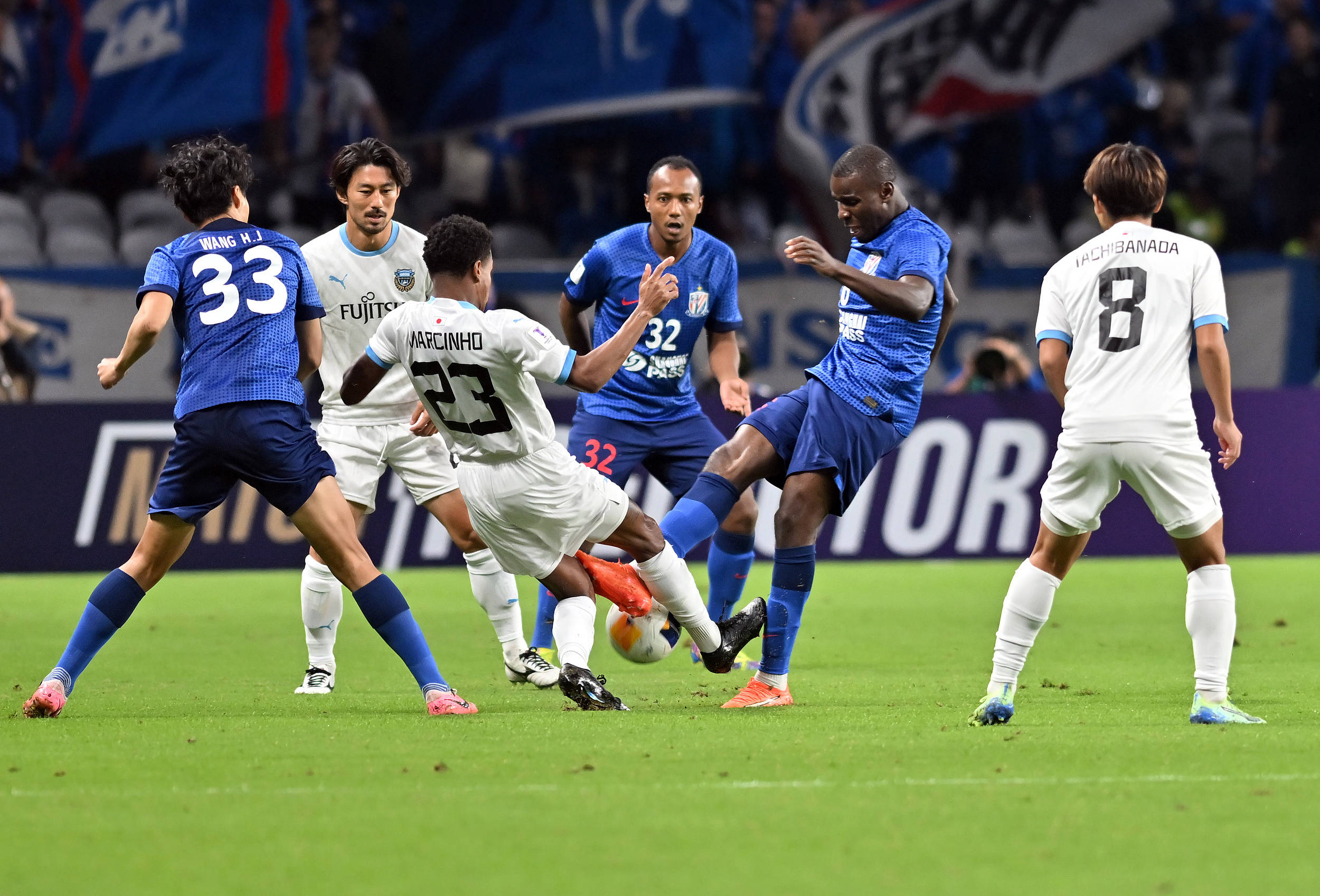 足球联赛竞争激烈，球队争夺胜利的简单介绍