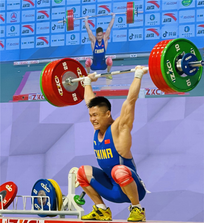 举重赛场上,选手力压群雄,轻松夺冠的简单介绍 举重赛场上,选手力压群雄,轻松夺冠的简单介绍