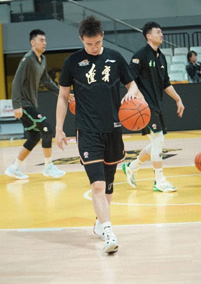 甘肃男篮客场对决辽宁顽强拼搏迎战来袭