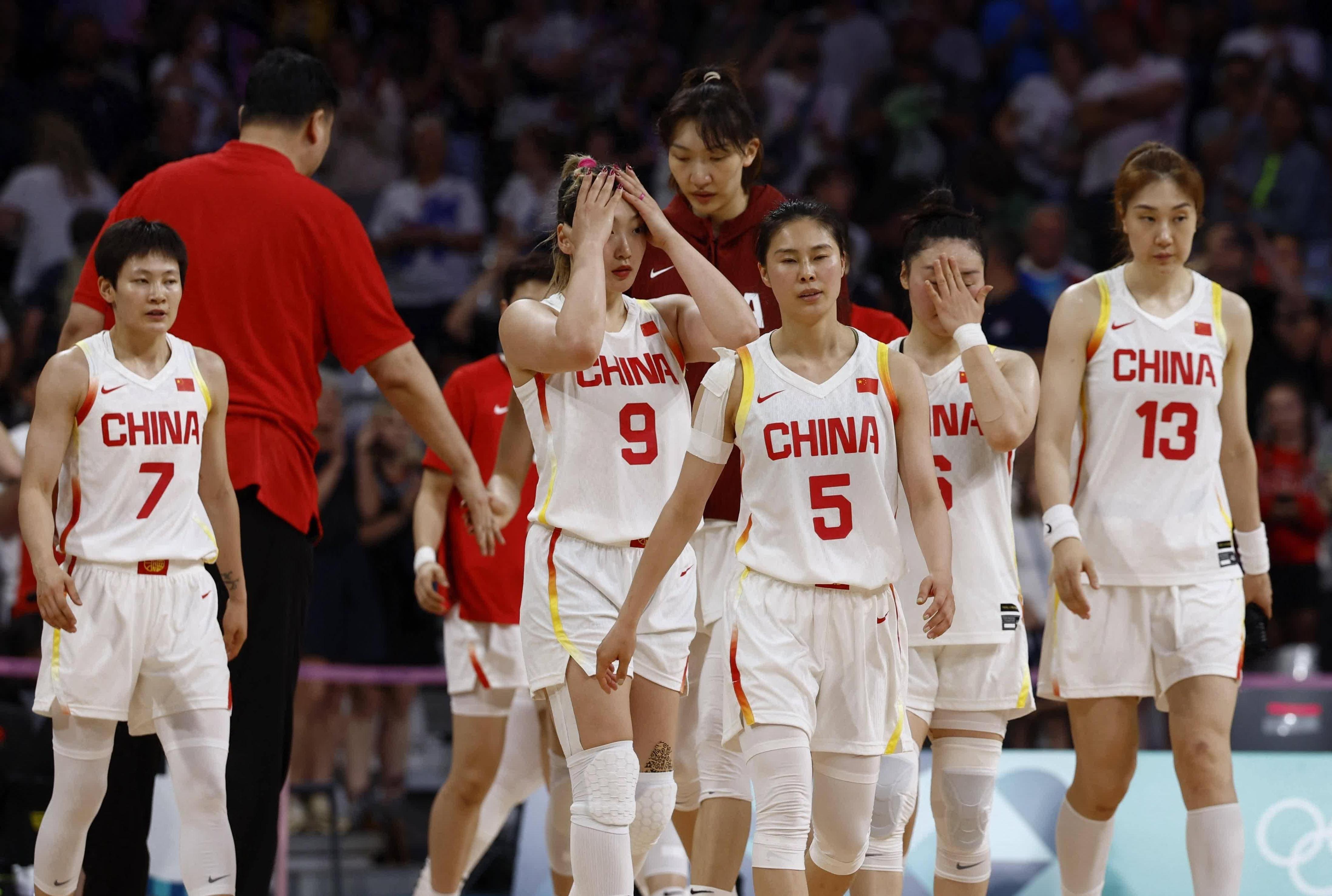 球迷狂热追随着篮球赛事的每一场比拼 球迷狂热追随着篮球赛事的每一场比拼