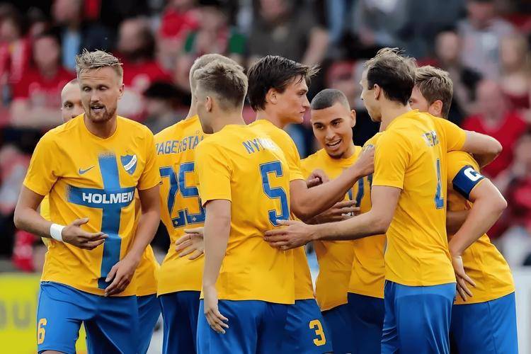 开云体育登录-足球对决中球队实力较量，悬念丛生