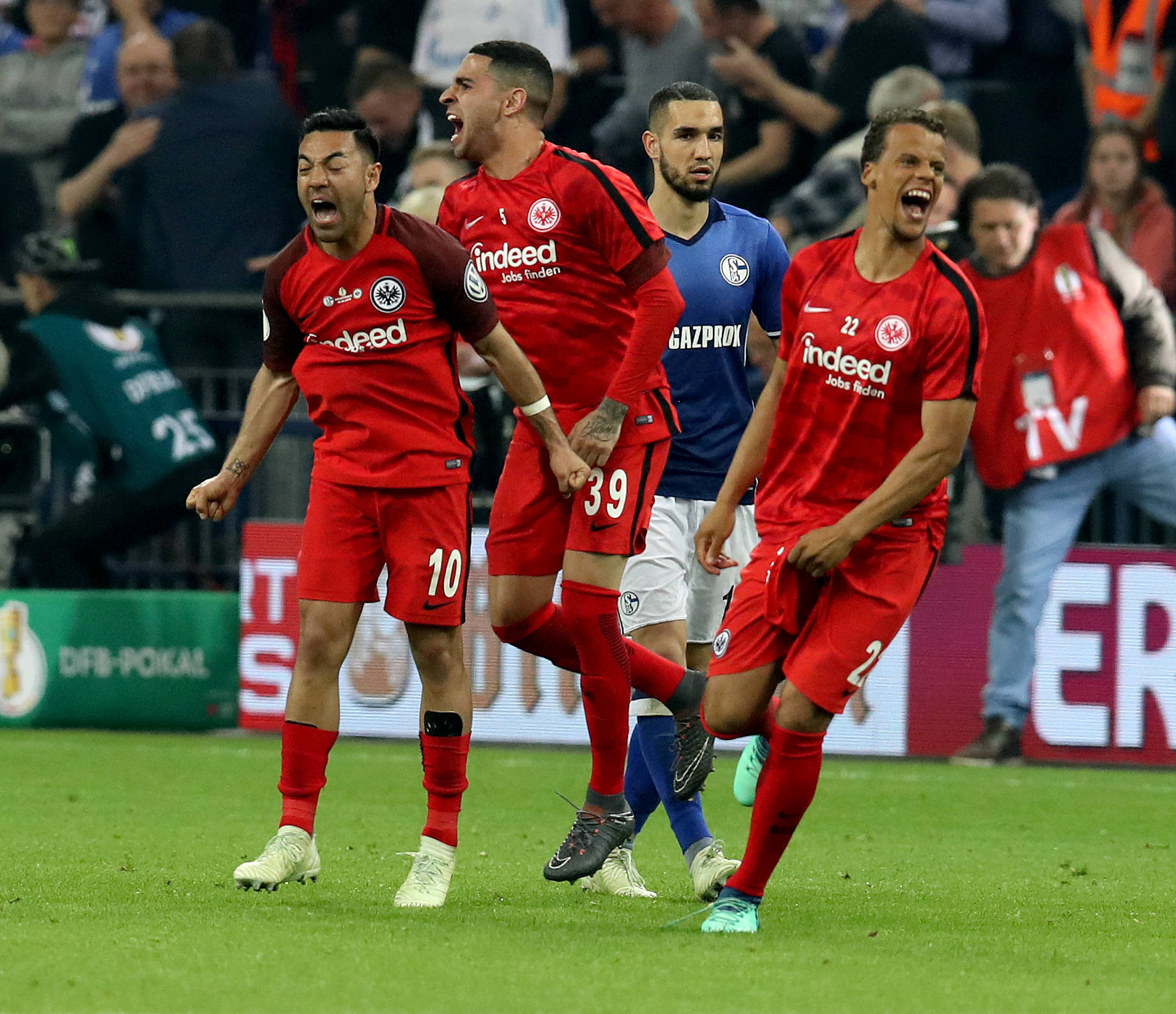 包含斯图加特足球队士气高涨，力争夺胜的词条