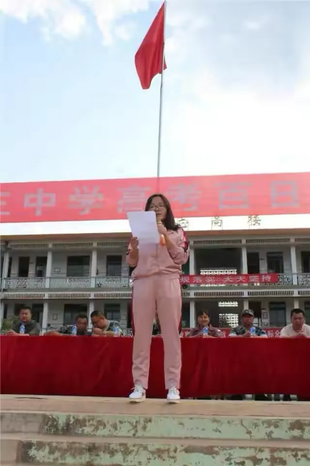 足球锦标赛球队争分夺秒，全力以赴争胜