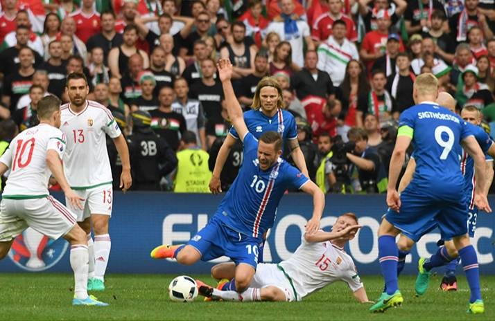 球场硝烟弥漫,欧预赛争夺激烈,胜负未定 球场硝烟弥漫,欧预赛争夺激烈,胜负未定