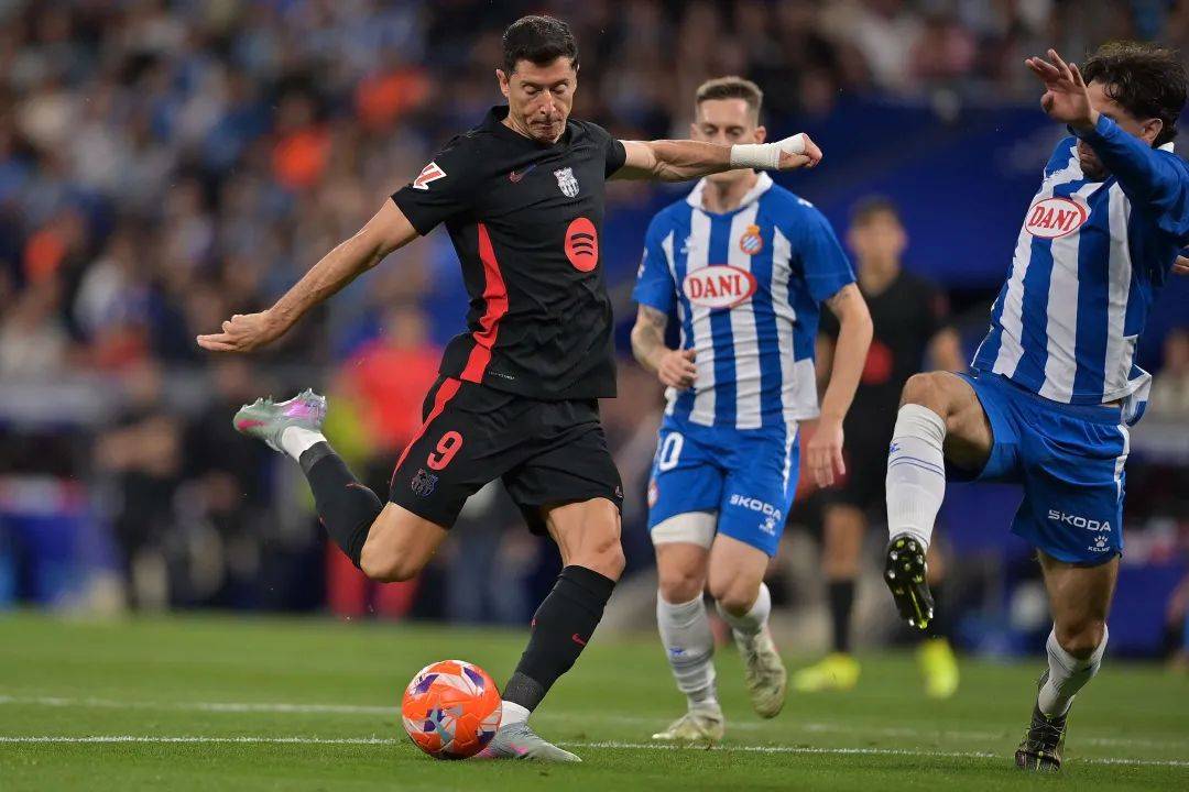 巴萨客场惨遭惠斯卡逆转,遭遇三连败 巴萨客场惨遭惠斯卡逆转,遭遇三连败