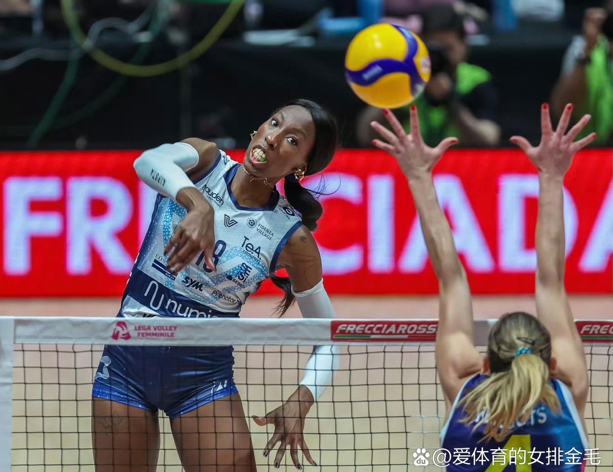 意大利赛场,女足运动员华丽转身赢得掌声 意大利赛场,女足运动员华丽转身赢得掌声