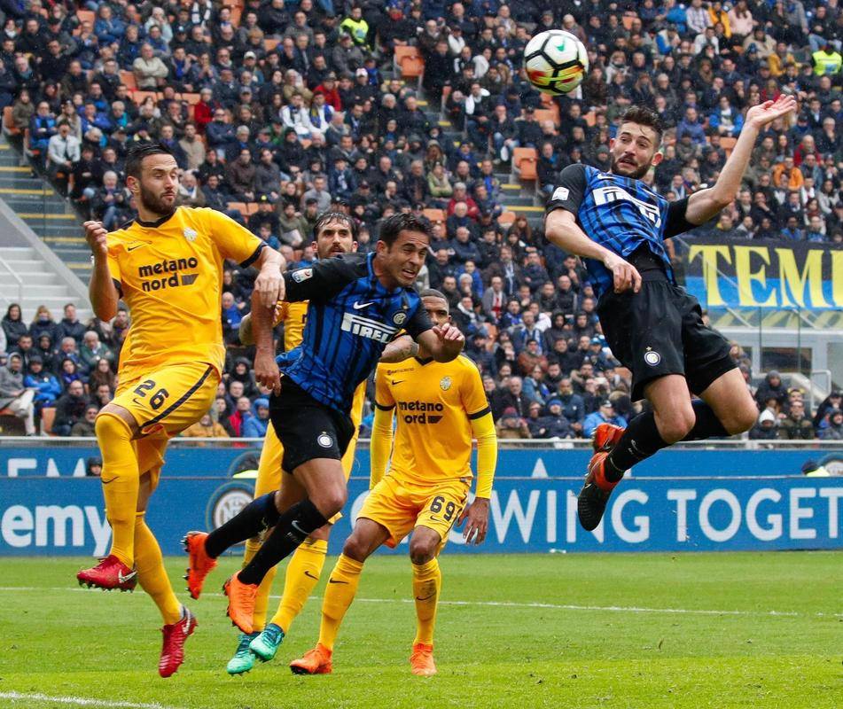 开云体育在线-维罗纳客场逼平佛罗伦萨，保持不败的战绩