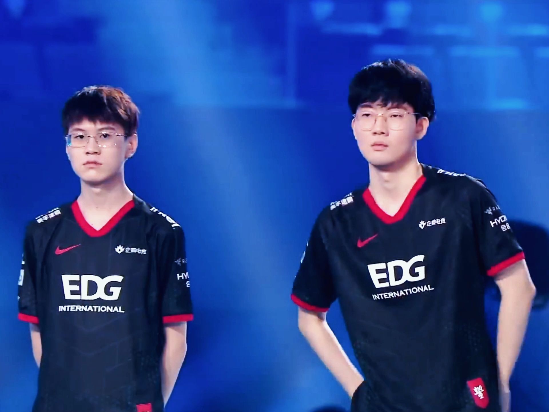 激情碰撞，比赛场上呈现出一幕幕扣人心弦的战斗！的简单介绍