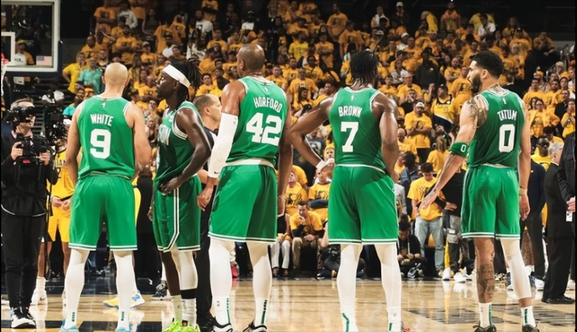 美国运动员在篮球赛中取得胜利，晋级决赛