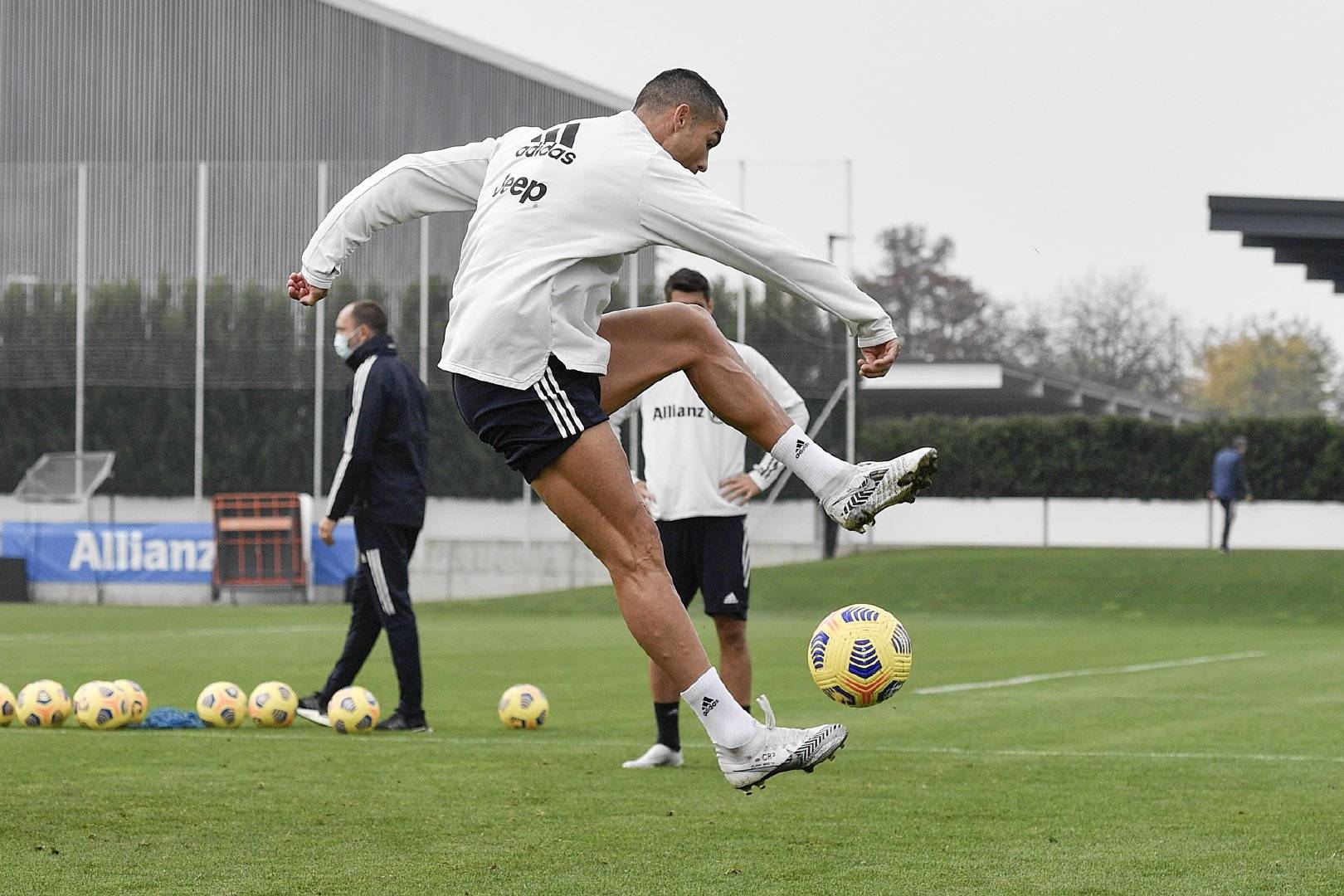 尤文图斯球员集中训练备战下一场比赛 尤文图斯球员集中训练备战下一场比赛