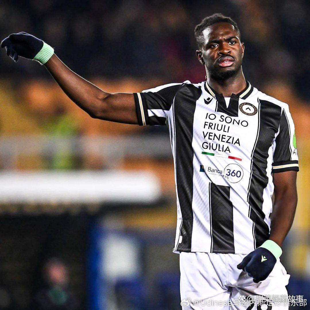 乌迪内斯逆转对手,取得胜利 乌迪内斯逆转对手,取得胜利