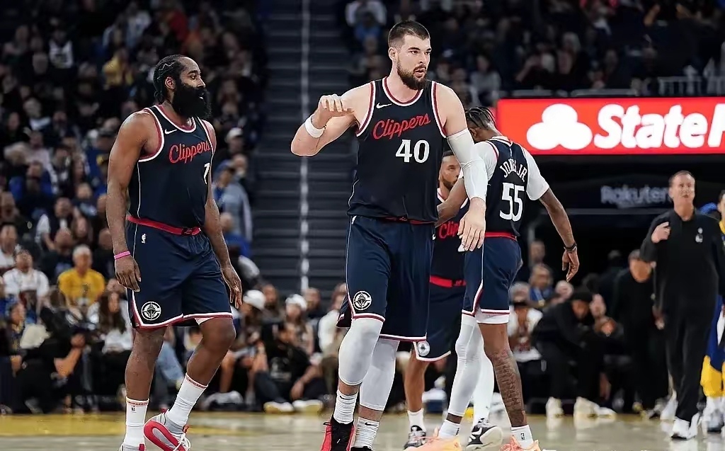 尤文图斯队气势如虹,风雨欲来,披荆斩棘 尤文图斯队气势如虹,风雨欲来,披荆斩棘