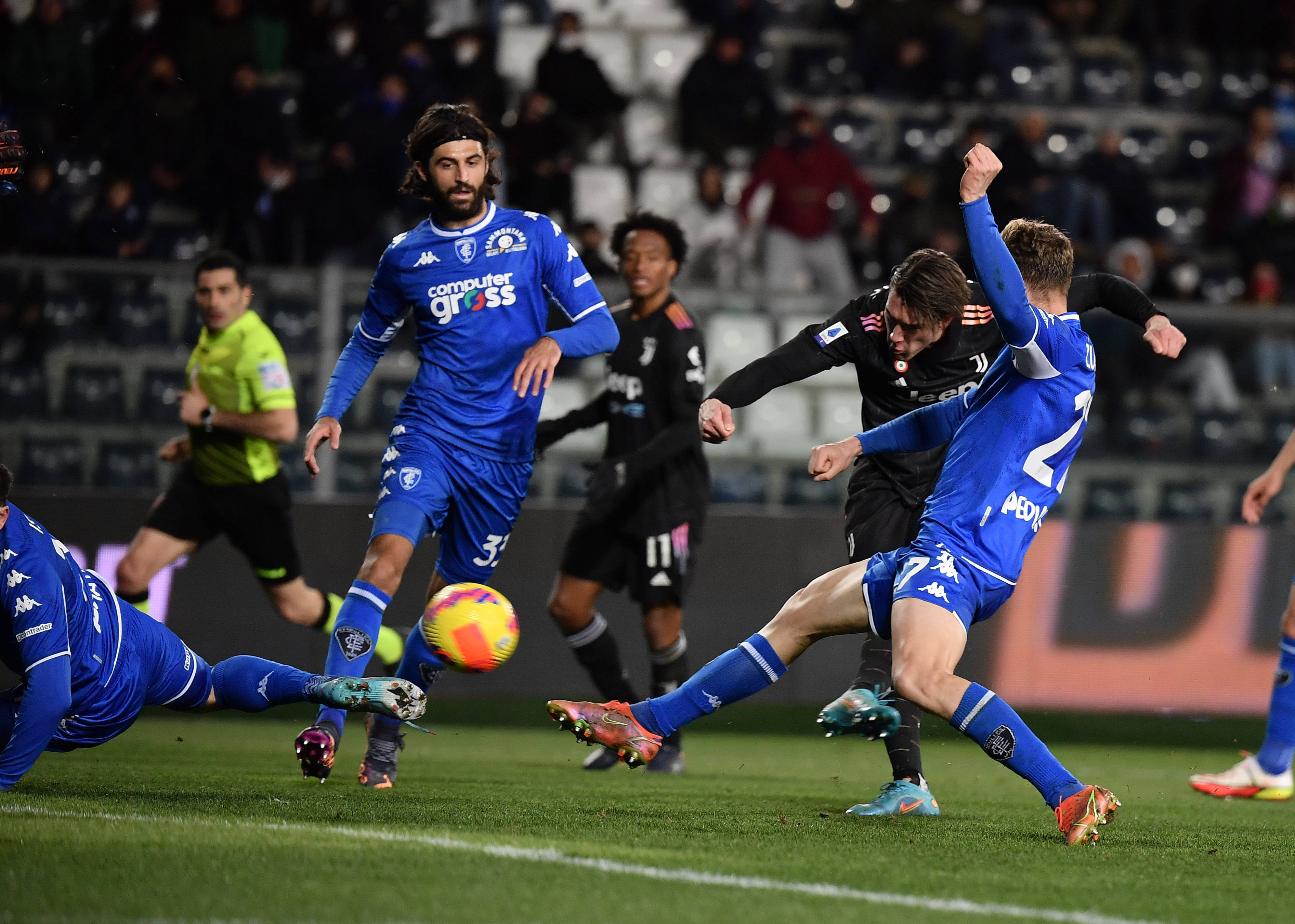 曼联主教练展现战术底牌备战英超赛场 曼联主教练展现战术底牌备战英超赛场