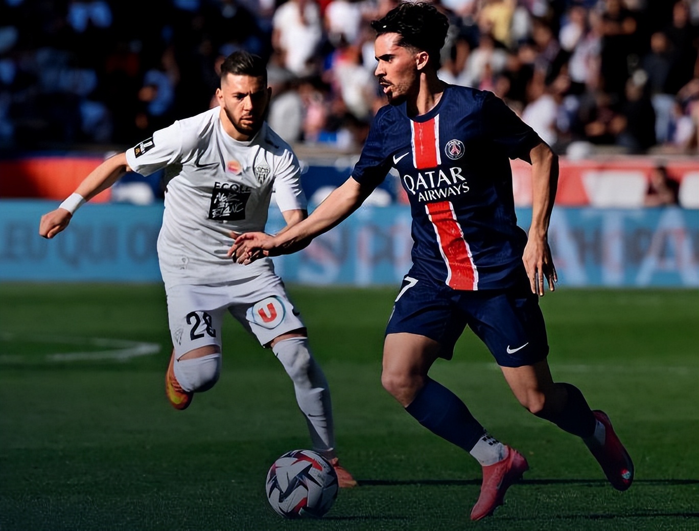 包含巴黎圣日耳曼大将伤愈归队，提升球队实力的词条