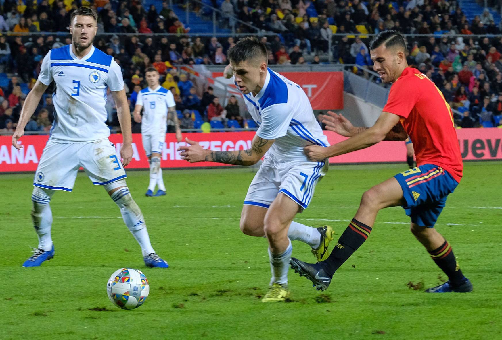 冰岛队在欧洲杯预选赛中创造佳绩,战胜对手 冰岛队在欧洲杯预选赛中创造佳绩,战胜对手