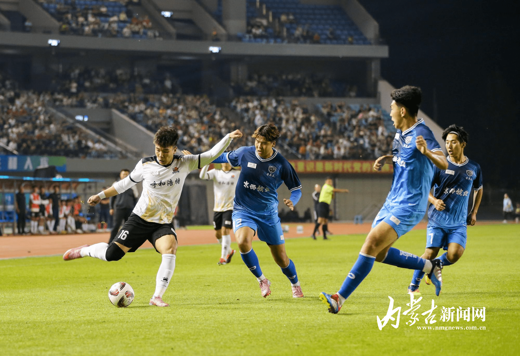 开云体育平台APP-足球比赛现场火爆，球迷激情高涨