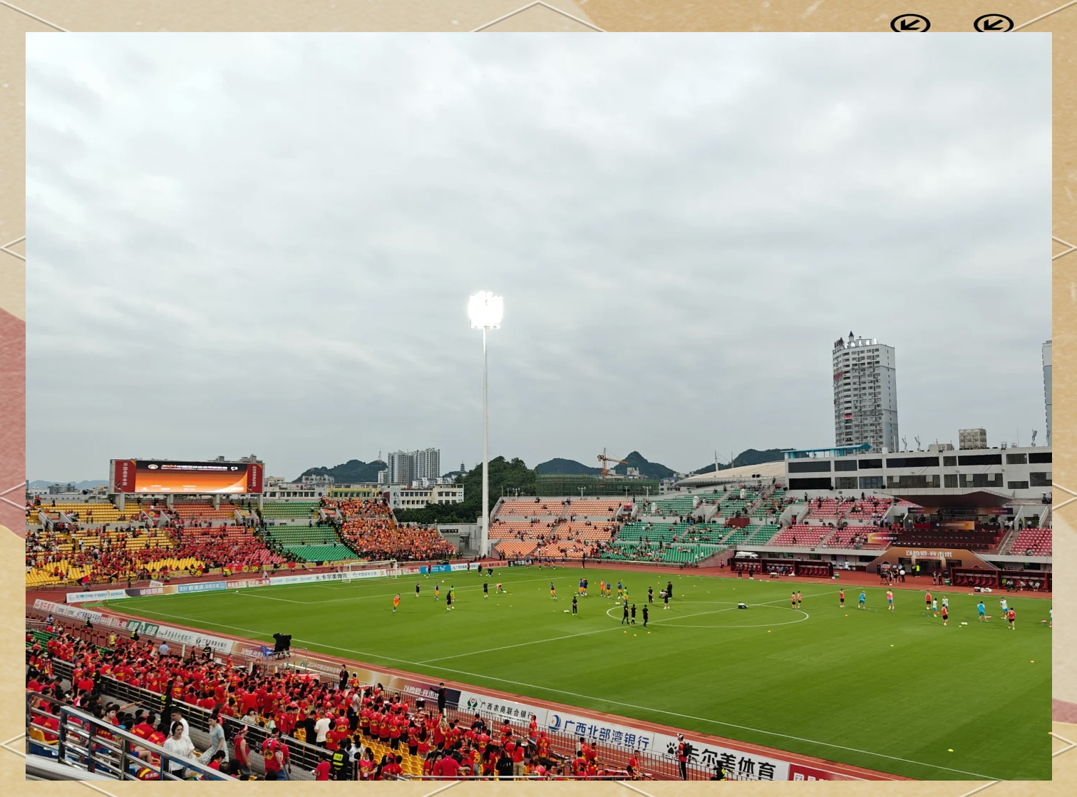 足球比赛现场火爆,球迷激情高涨 足球比赛现场火爆,球迷激情高涨