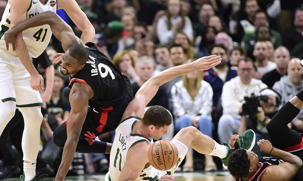 开云体育在线-雄鹿主场惜败猛龙，遭遇两连败