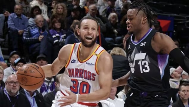 勇士客场遭爵士绝杀,库里无奈 勇士客场遭爵士绝杀,库里无奈