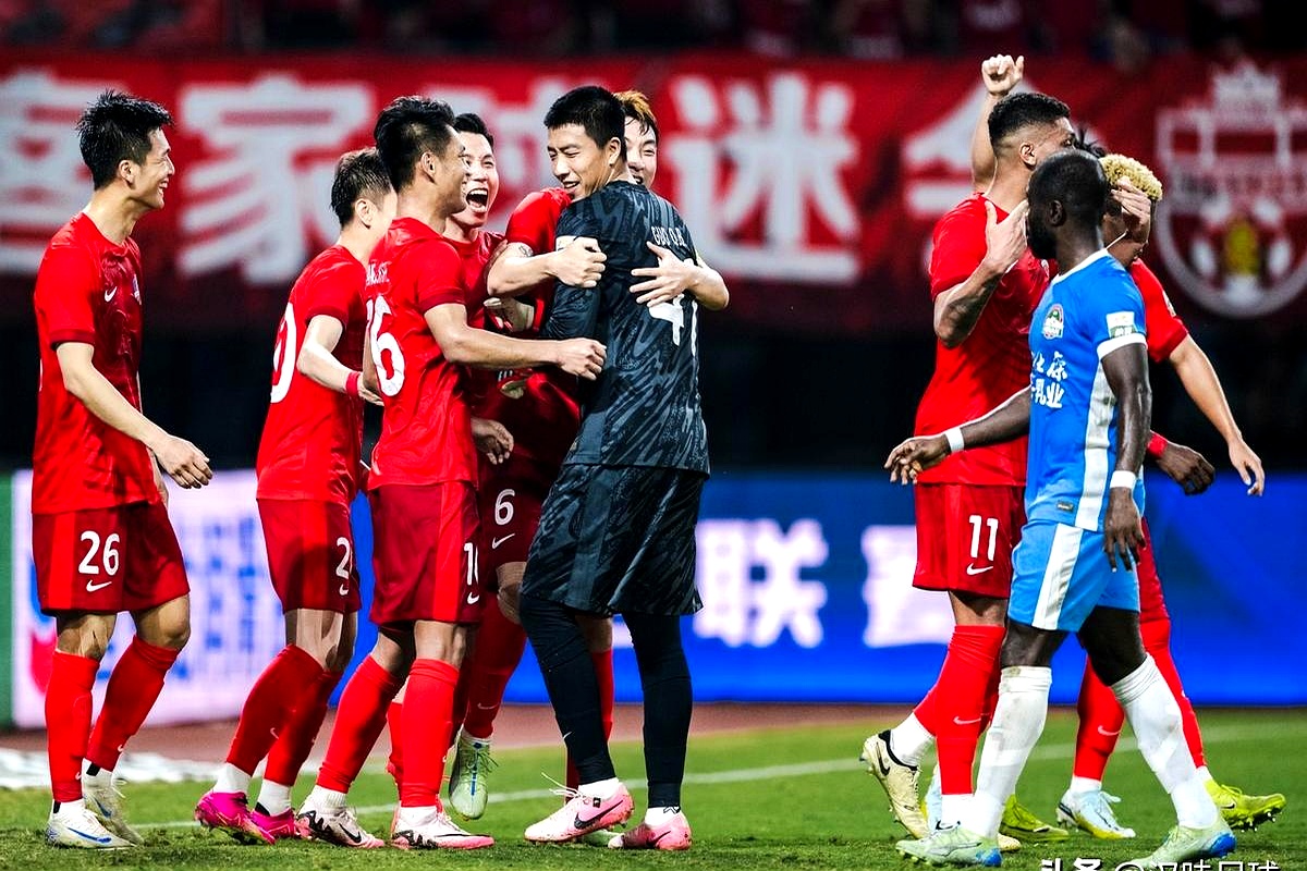 足球风云再起,明星球员助力球队取胜 足球风云再起,明星球员助力球队取胜