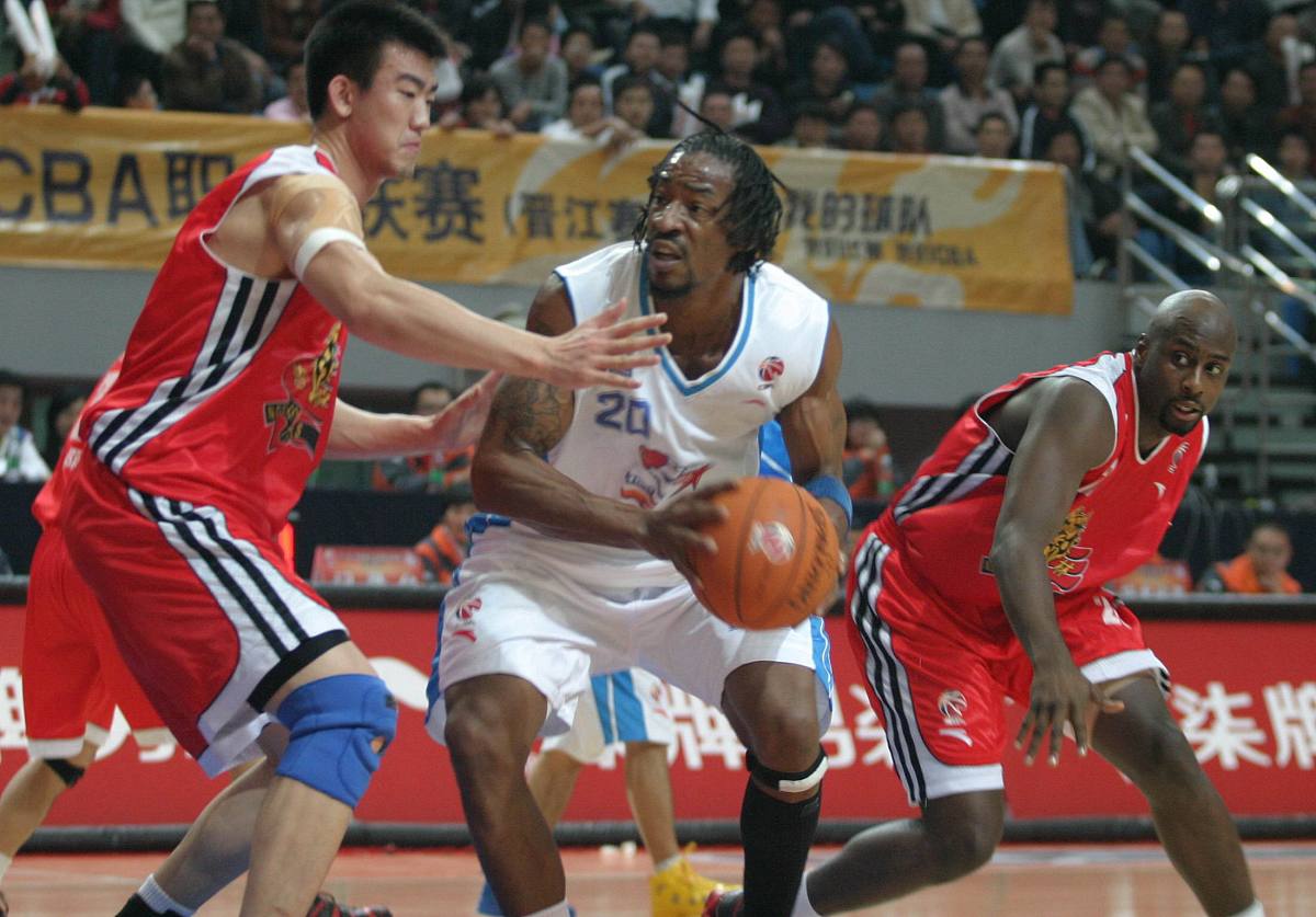 开云体育入口-比赛中球员的进攻和防守之间的激烈对抗