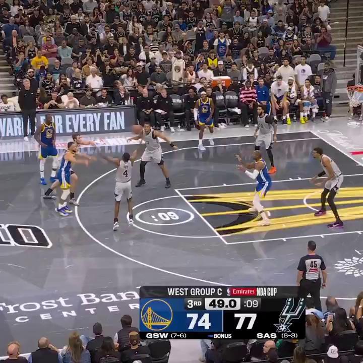 勇士翻盘北京队,库里点燃赛场 勇士翻盘北京队,库里点燃赛场