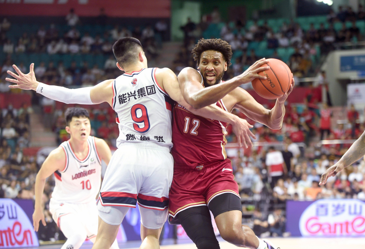 山东队横扫广东队，哈登扛起全队