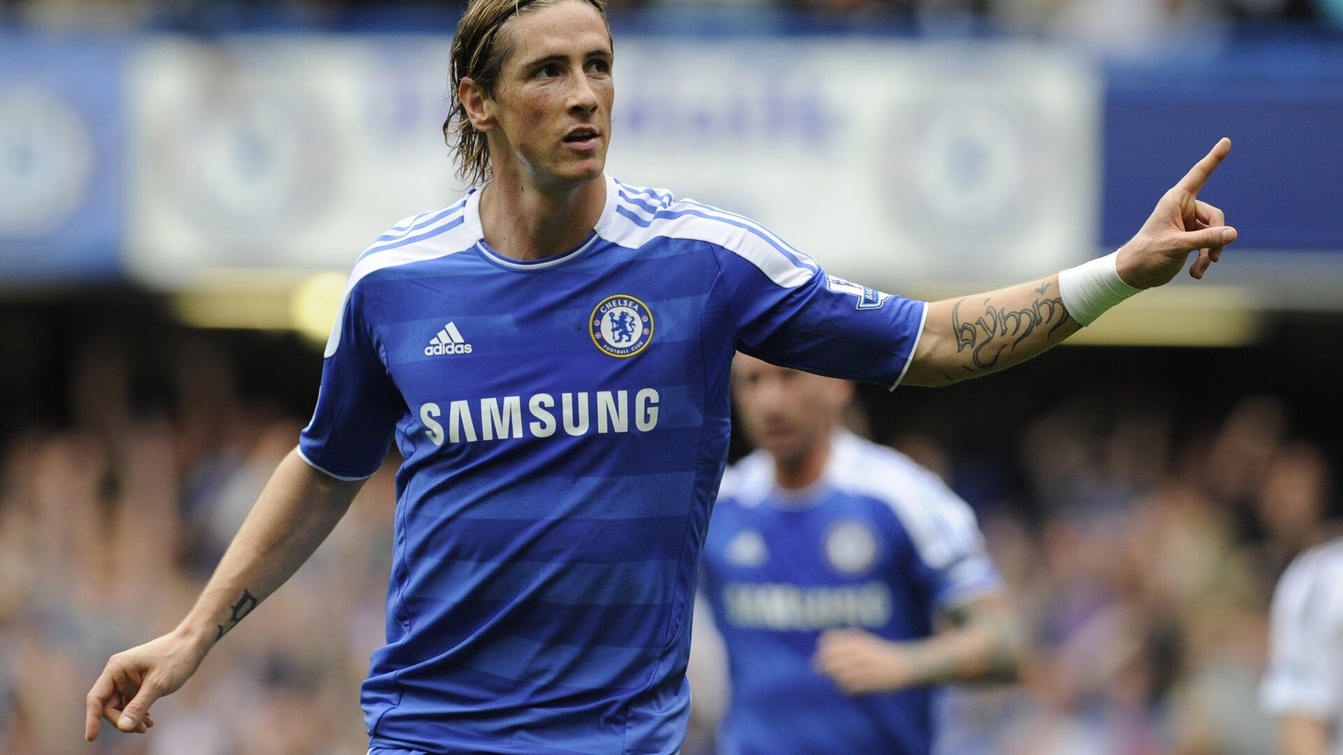 开云体育在线-双线奇迹，足球场的闪电战与赛道的终极超越