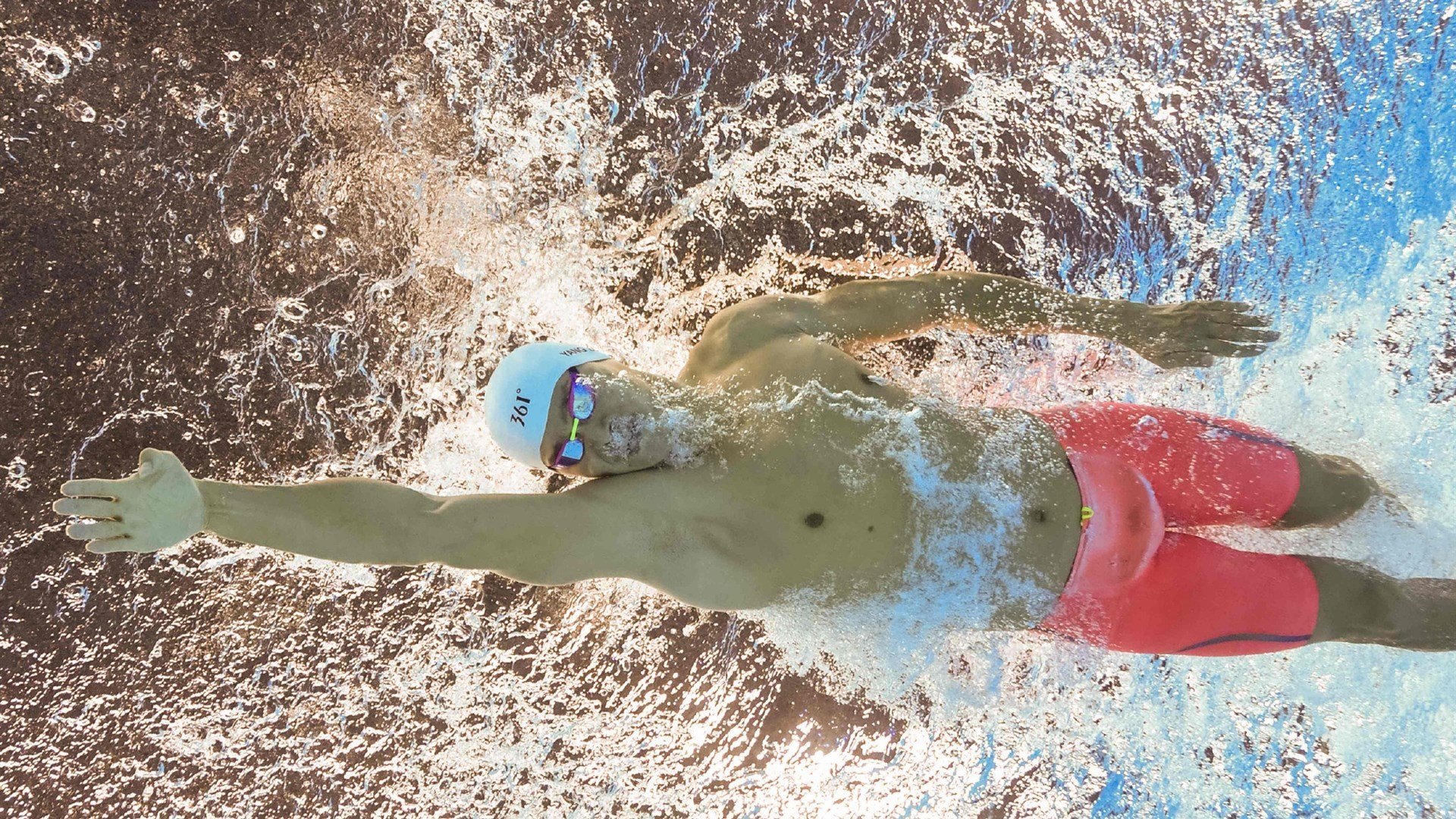 开云体育平台APP-钢铁巨兽间的终极缠斗，当勒克莱尔化作刺破雨幕的红色闪电